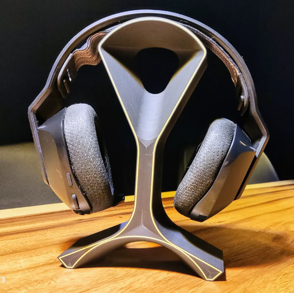 Headphone Stand - Modern Design, photo 4 of 4 - Headphone Stand - Modern Design Generative Art