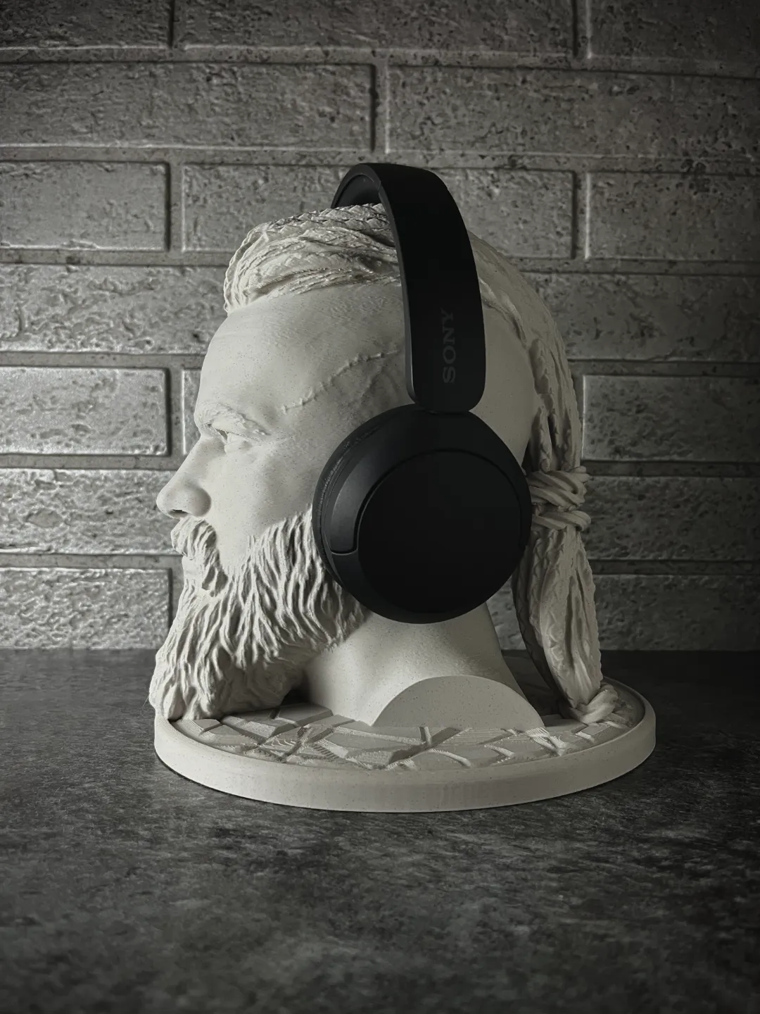Headphone Stand - Ragnar Lothbrok Bust - Vikings, photo 3 of 4 - Headphone Stand - Ragnar Lothbrok Bust - Vikings Art