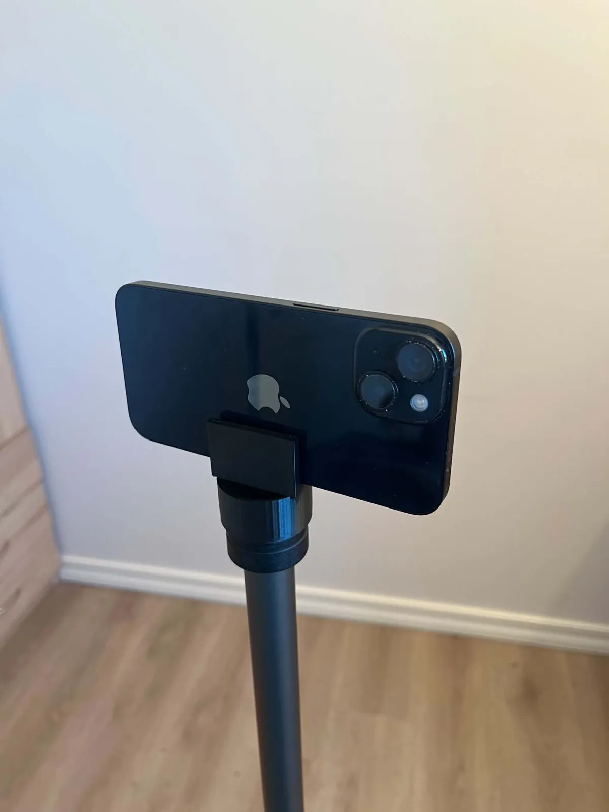 phone holder for a m6 screw, photo 2 of 4 - phone holder for a m6 screw Mobile & Device Accessories