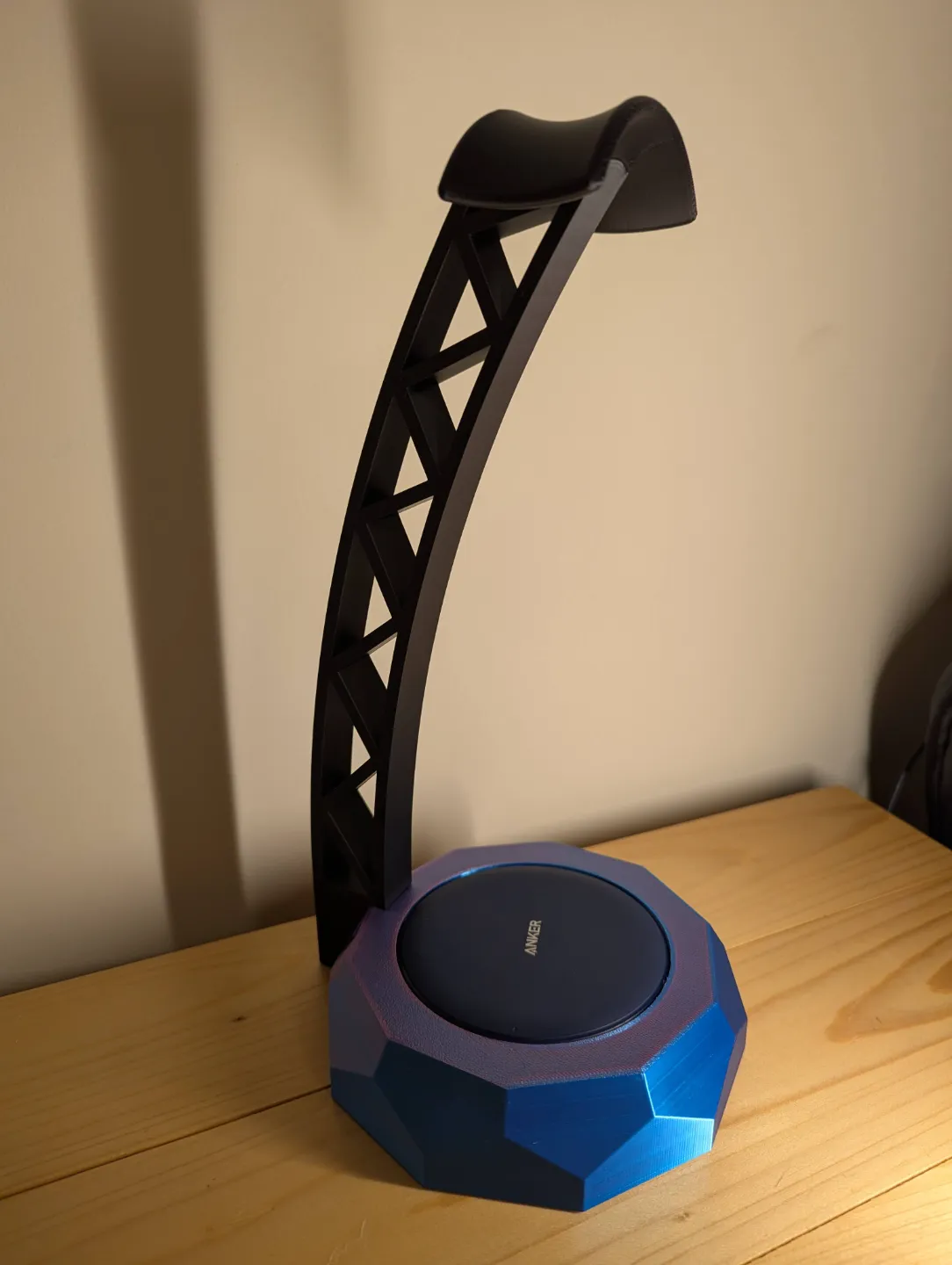Wireless Charger Headphone Stand, photo 2 of 4 - Wireless Charger Headphone Stand Household