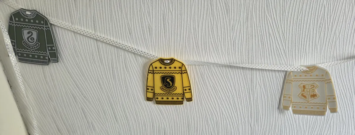 Harry Potter Christmas Jumper Bunting - Hufflepuff, photo 4 of 4 - Harry Potter Christmas Jumper Bunting - Hufflepuff Gifts & Occasions