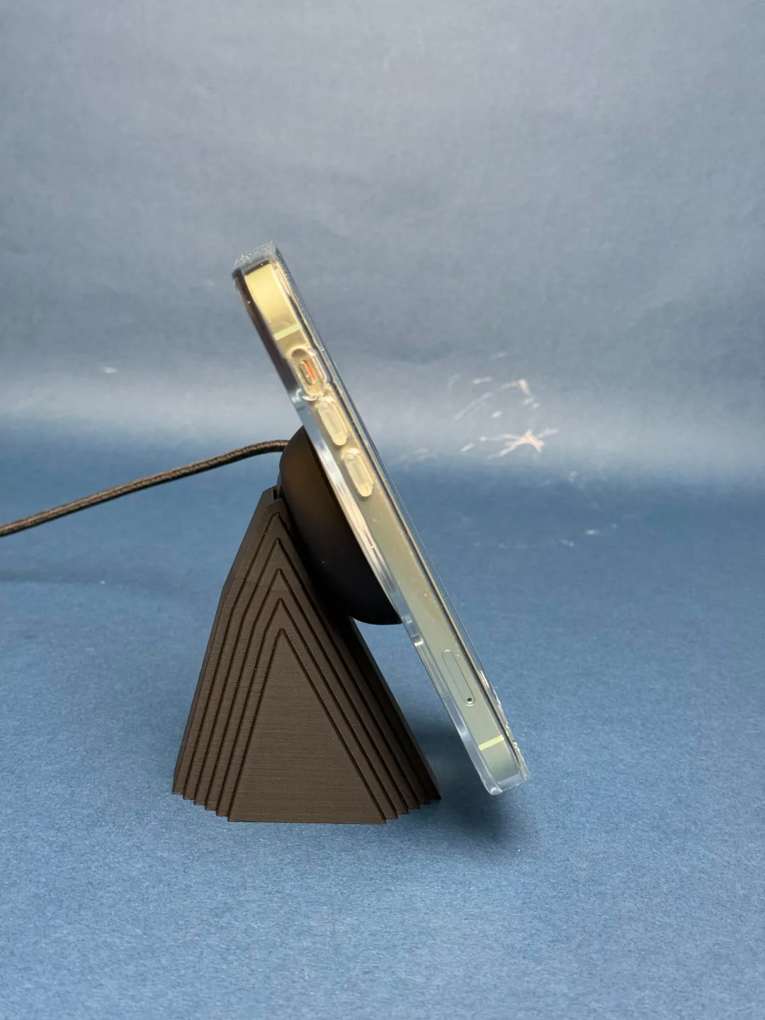MagSafe Puck Angled Base Stand, photo 2 of 3 - MagSafe Puck Angled Base Stand Hobby & DIY