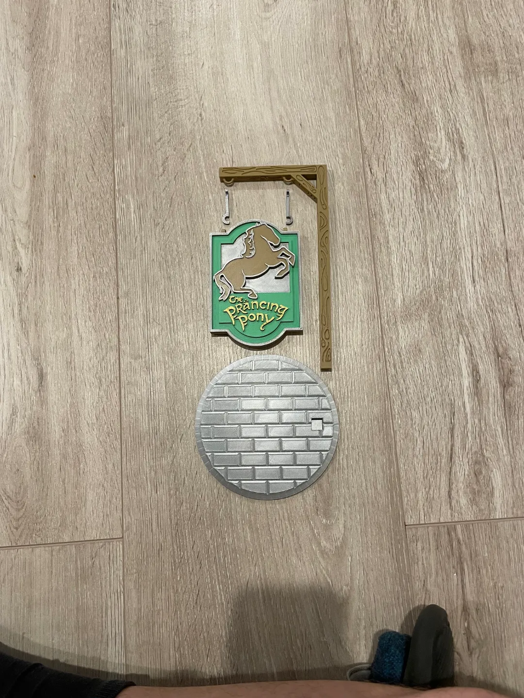 The Prancing Pony Lord Of The Rings Hanging Sign, photo 3 of 4 - The Prancing Pony Lord Of The Rings Hanging Sign Home Decor Items