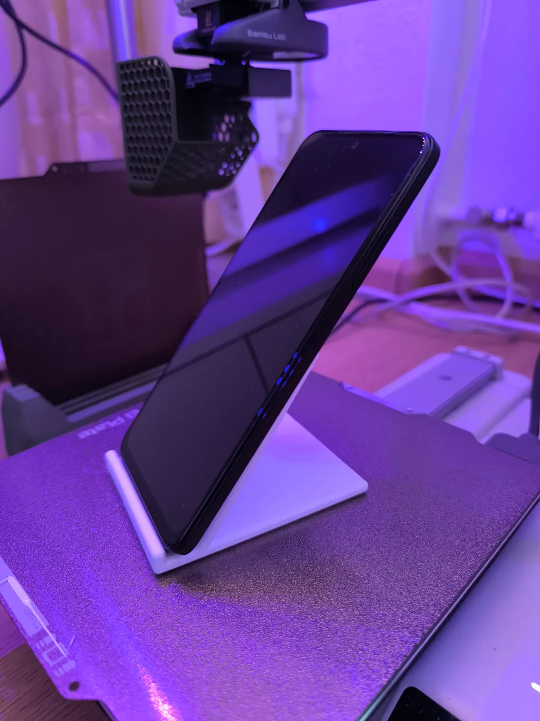 Minimalistic Phone Stand, photo 2 of 4 - Minimalistic Phone Stand Household