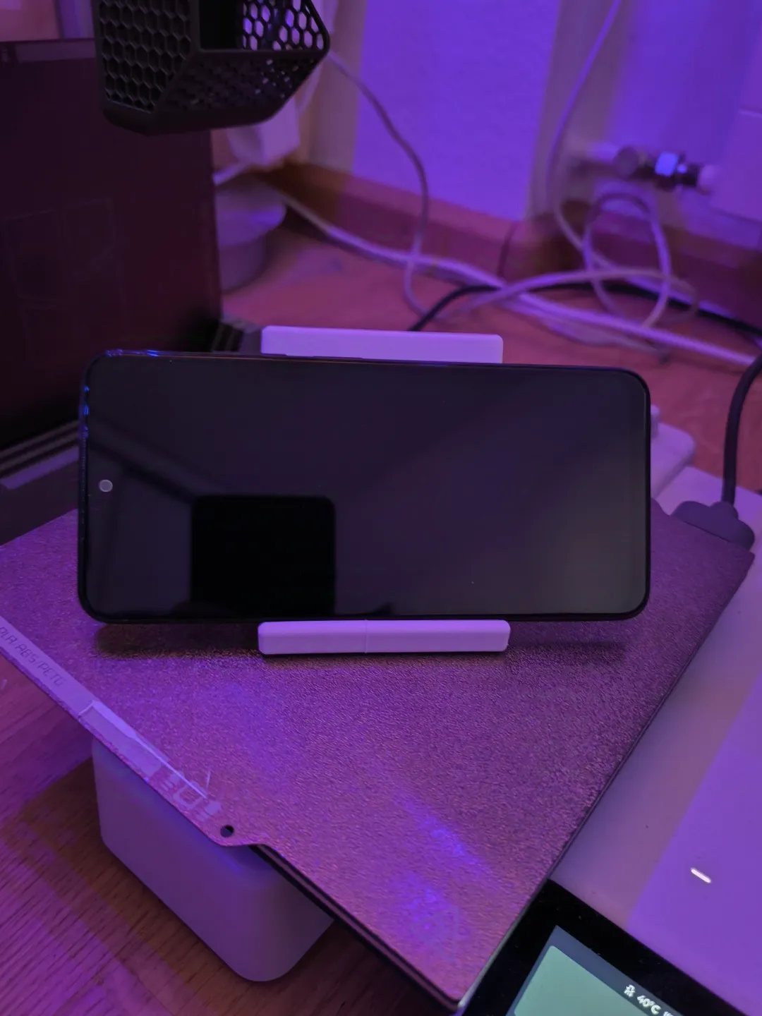 Minimalistic Phone Stand, photo 3 of 4 - Minimalistic Phone Stand Household