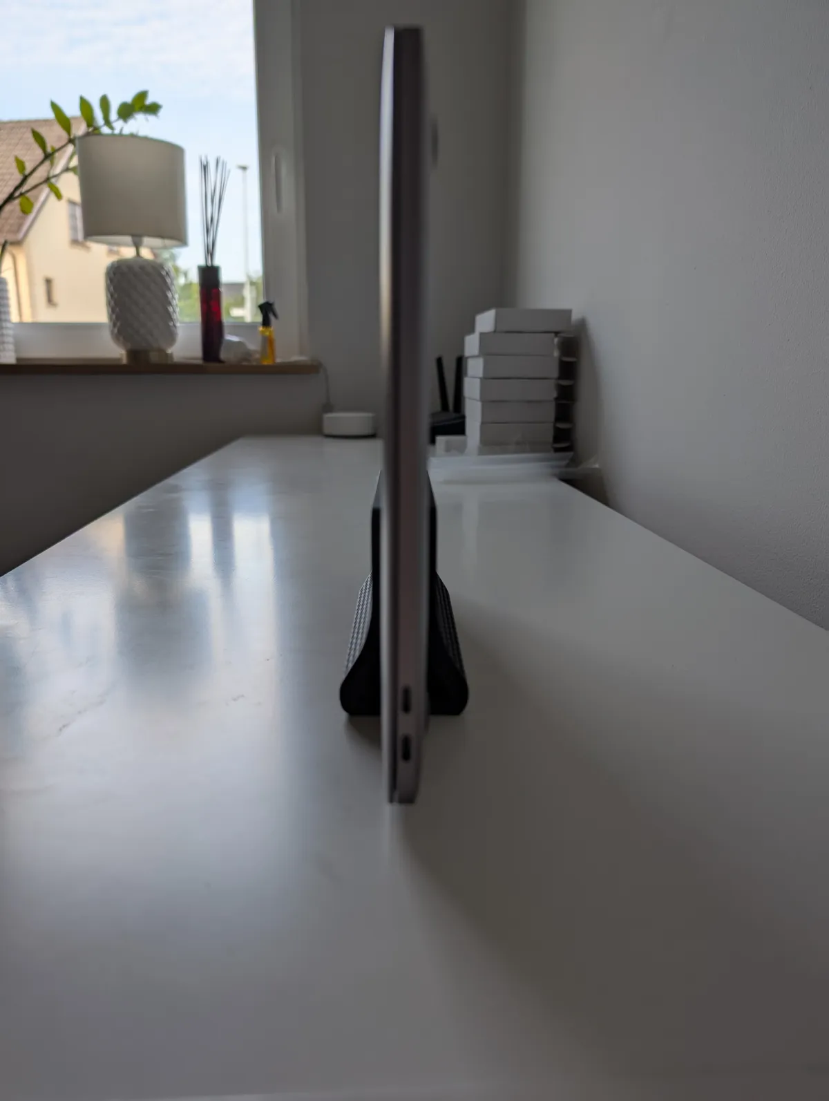 Vertical Laptop Stand, Macbook Stand Closed Lid, photo 3 of 4 - Vertical Laptop Stand, Macbook Stand Closed Lid Mobile & Device Accessories