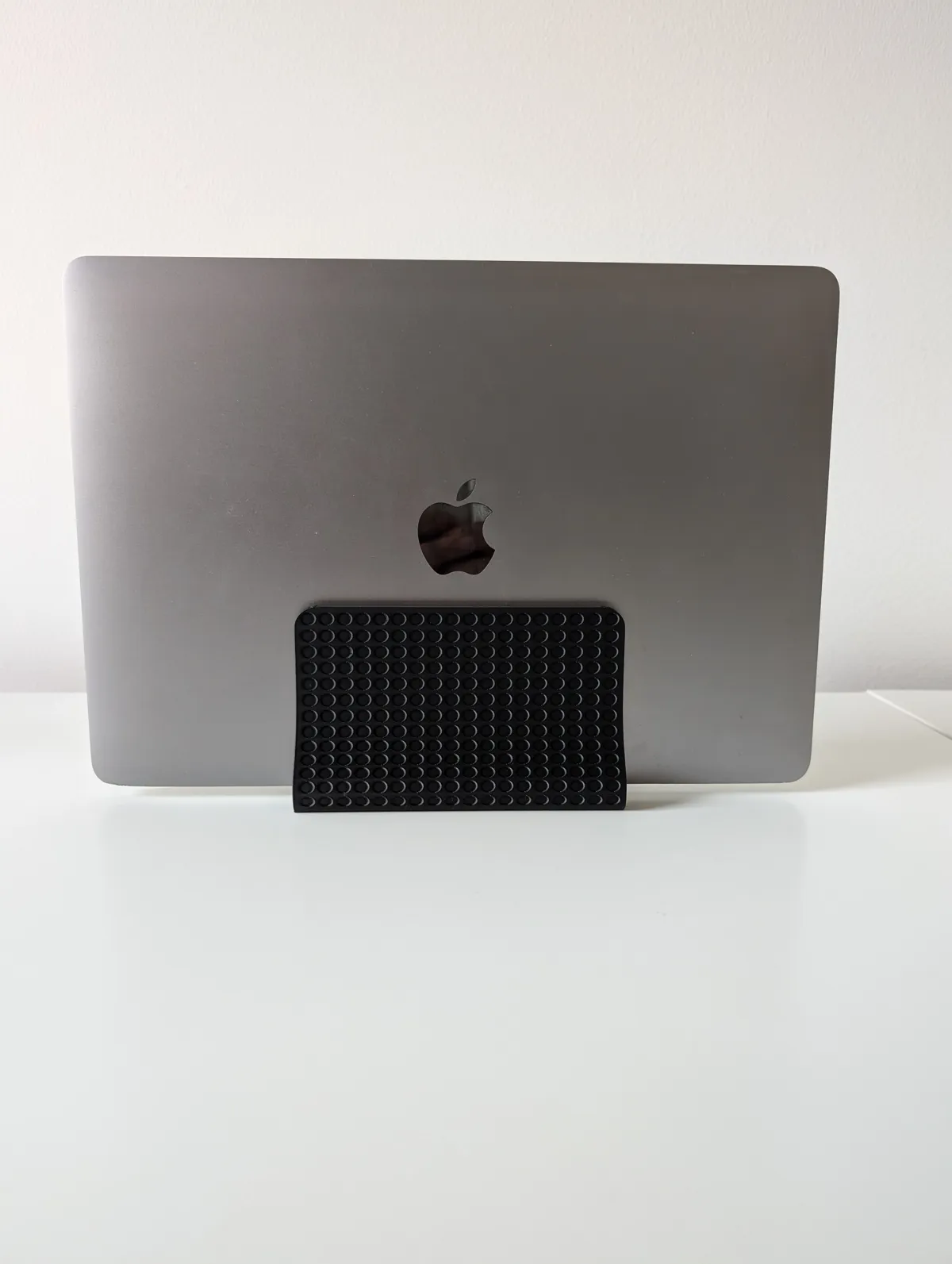 Vertical Laptop Stand, Macbook Stand Closed Lid, photo 4 of 4 - Vertical Laptop Stand, Macbook Stand Closed Lid Mobile & Device Accessories
