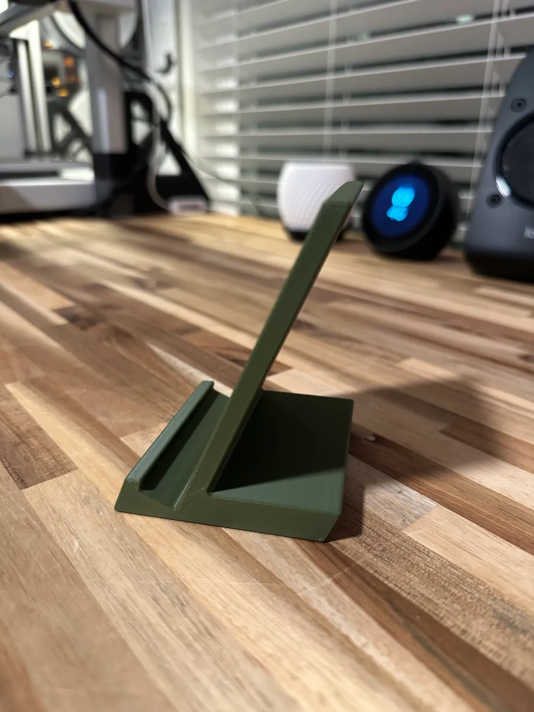 Simple iPhone and iPad Mini Stand, photo 3 of 4 - Simple iPhone and iPad Mini Stand Household