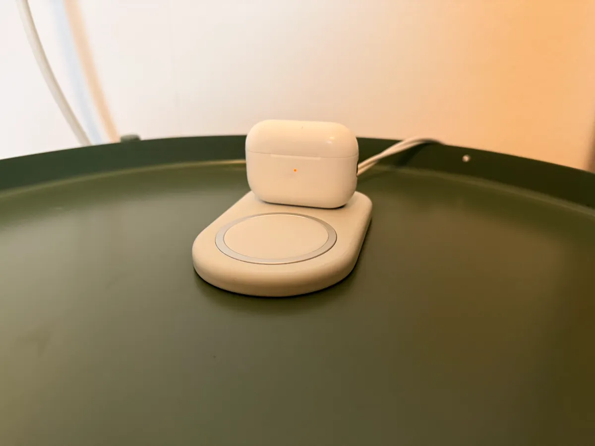 MagSafe Dock with Apple Watch and AirPods Spot, photo 2 of 4 - MagSafe Dock with Apple Watch and AirPods Spot Tools