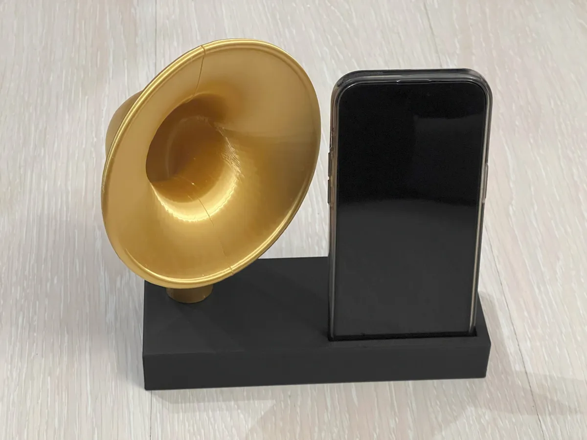 Retro Horn Speaker Amp for iPhone 14 Pro, photo 2 of 4 - Retro Horn Speaker Amp for iPhone 14 Pro Household