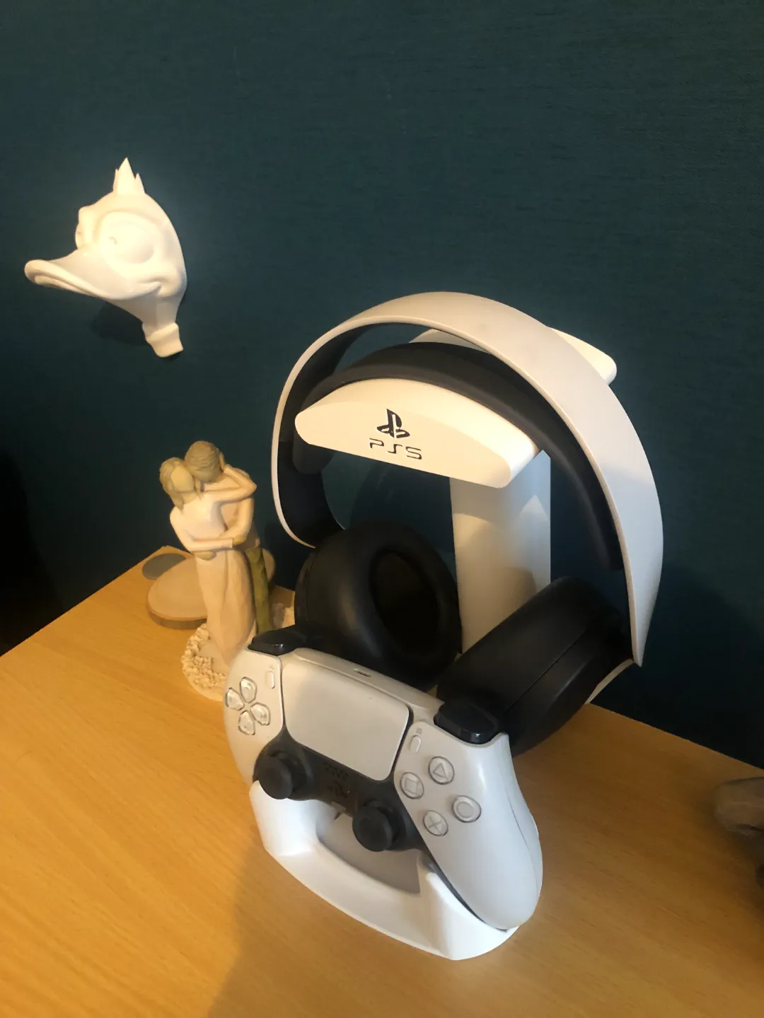 ps5 stand headphones and controller, photo 3 of 3 - ps5 stand headphones and controller Mobile & Device Accessories