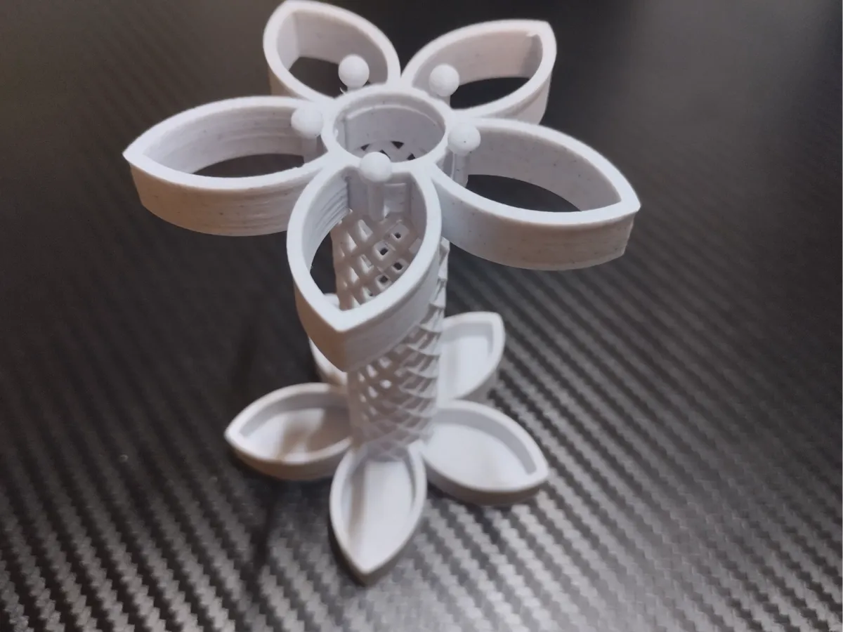 Pencil holder with flower pattern