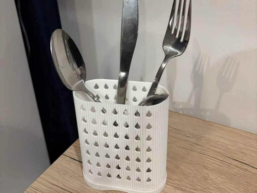 Modern White Cutlery Drainer with Teardrop Pattern