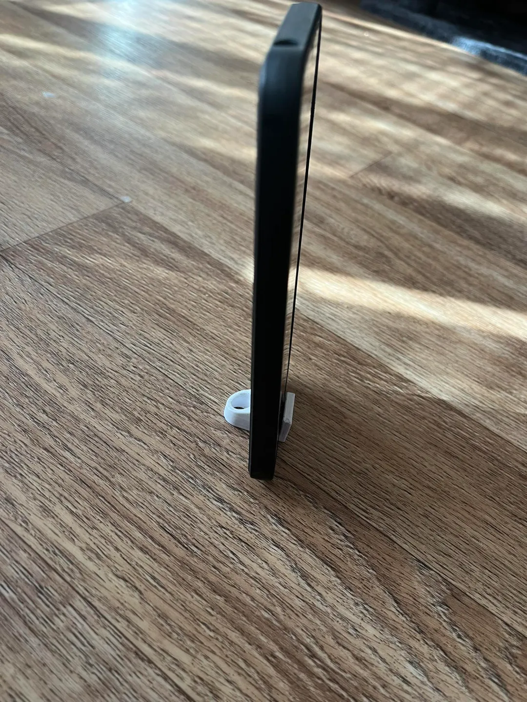 Minimalist Mobile Phone Stand, photo 2 of 3 - Minimalist Mobile Phone Stand Household