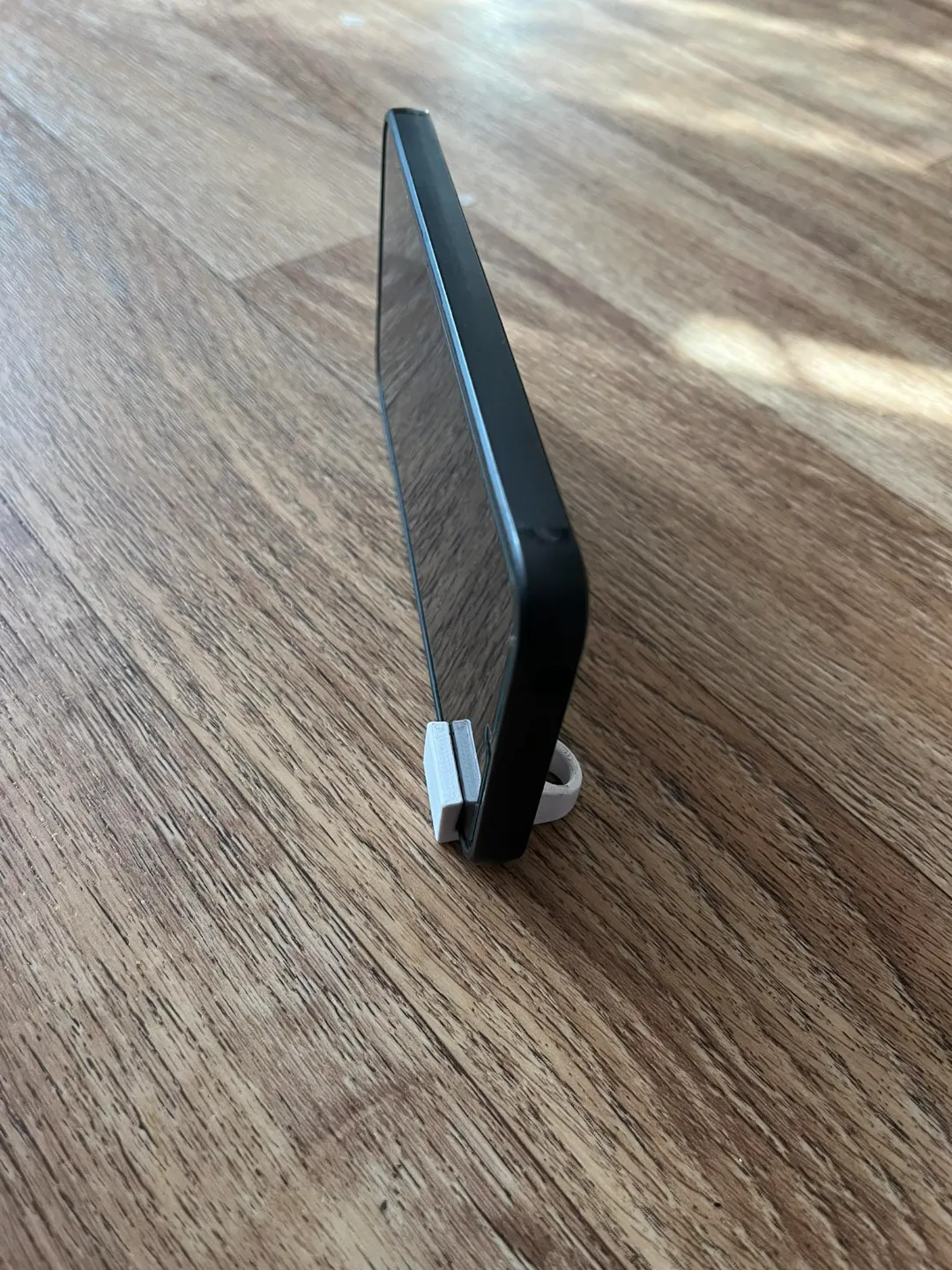 Minimalist Mobile Phone Stand, photo 3 of 3 - Minimalist Mobile Phone Stand Household