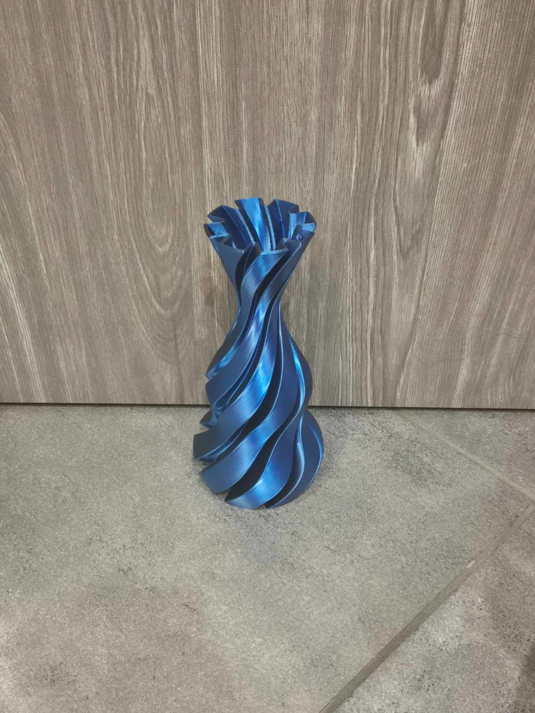 Modern-style vase with wide grooves - Vases, in stock in India