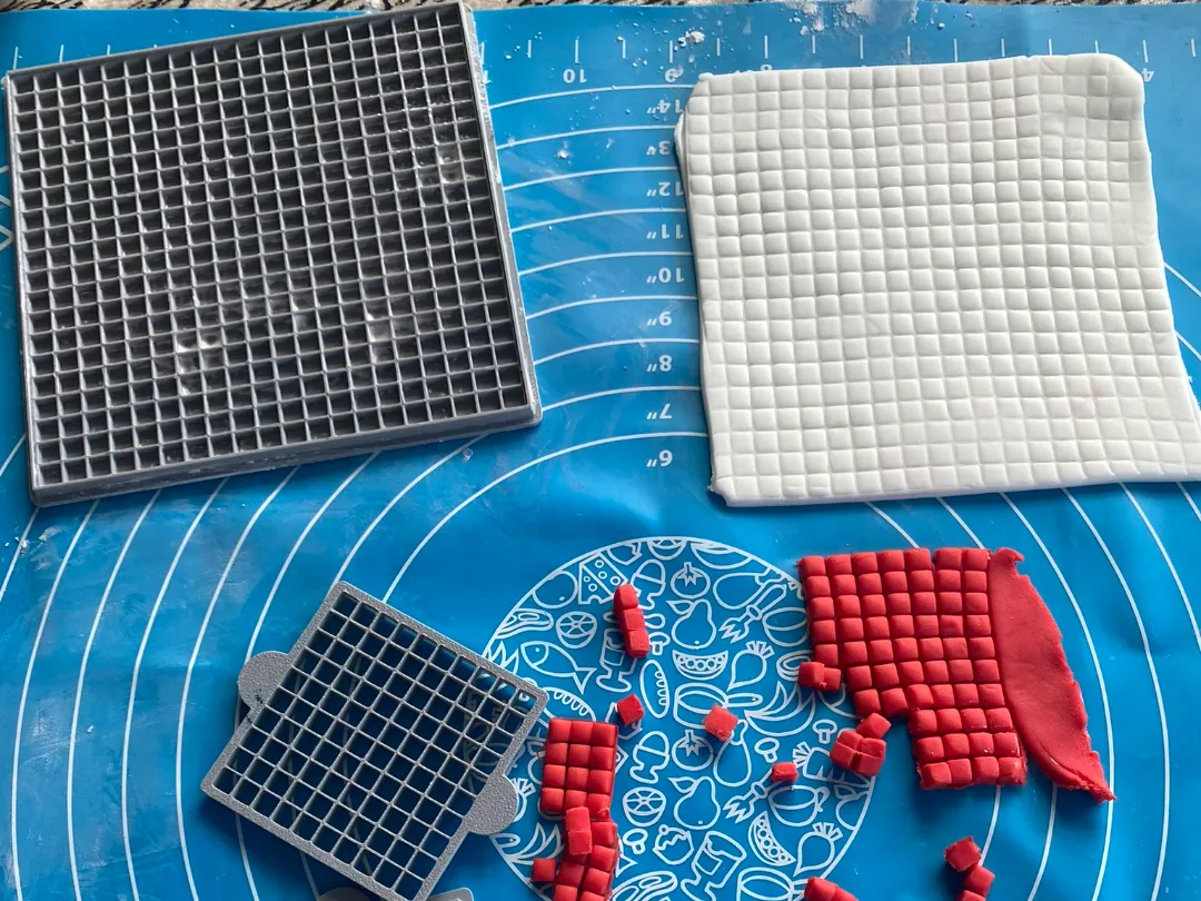 Square / pixel cutter - Icing