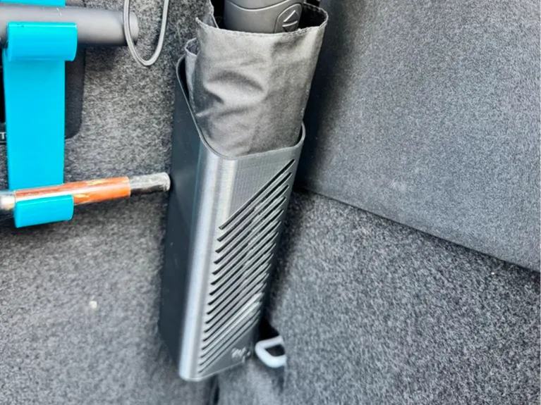Taschenschirmhalter für den Kofferraum