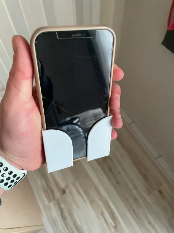 Wandhalterung für ein IPhone 12 mit Hülle, photo 2 of 4 - Wandhalterung für ein IPhone 12 mit Hülle Hobby & DIY