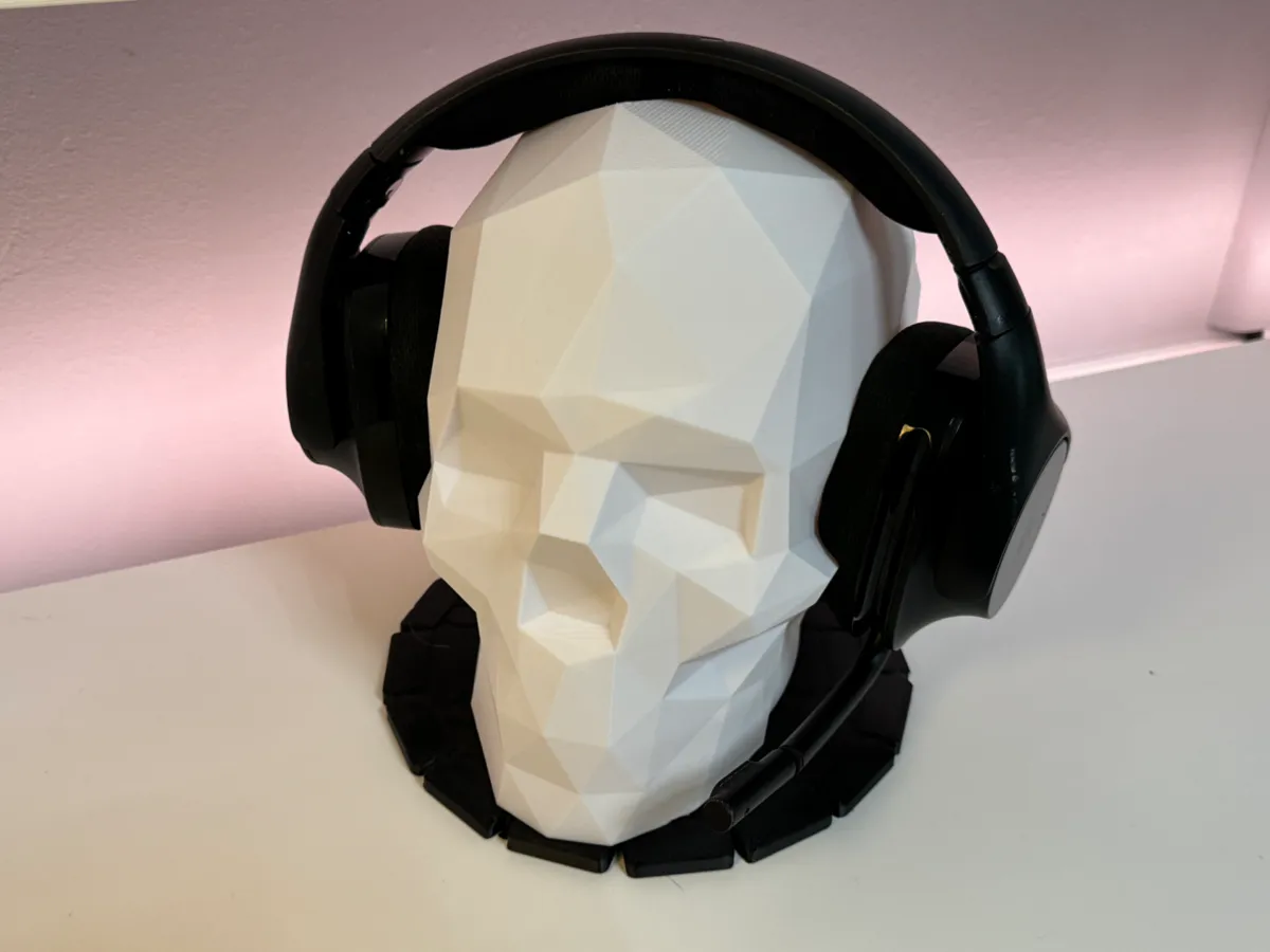 Headset / Headphone Stand low poly skull Head
