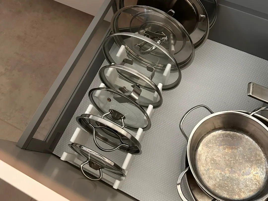 Modularer Pfannendeckelhalter für Küchenschubladen