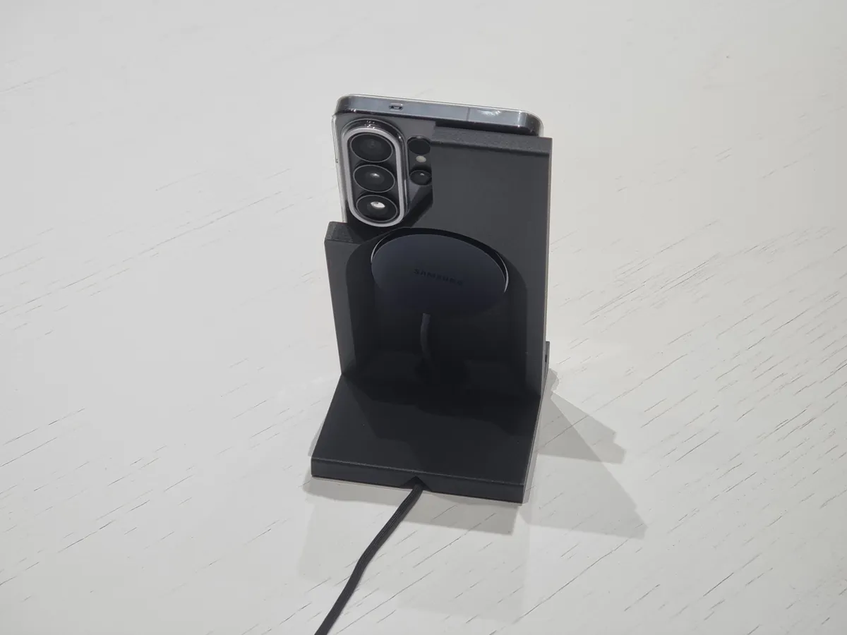 Wireless Charging Stand for Galaxy S26 Ultra, photo 3 of 4 - Wireless Charging Stand for Galaxy S26 Ultra Mobile & Device Accessories