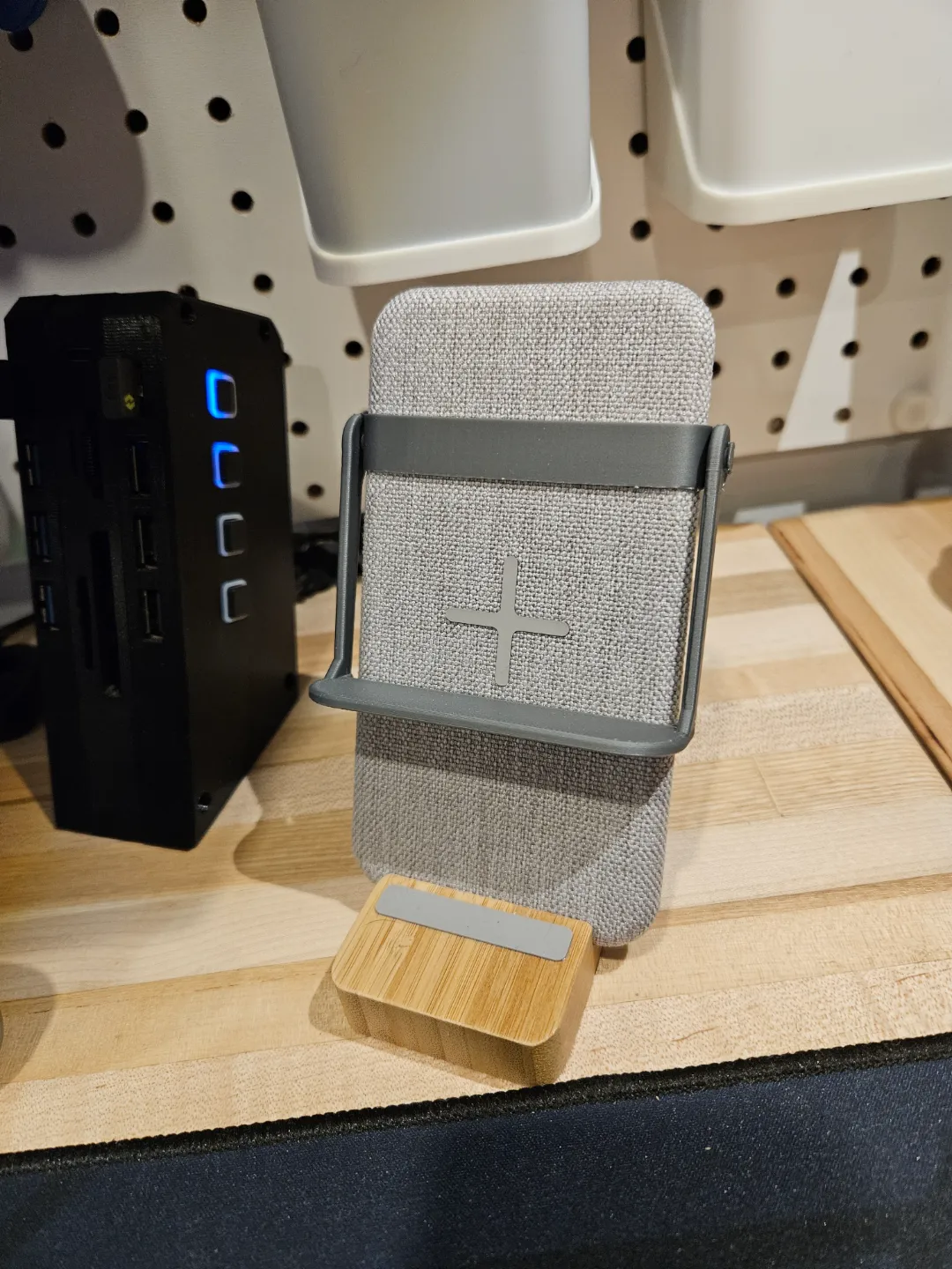 Ikea NORDMÄRKE Qi Charger shelf for Earpods, photo 4 of 4 - Ikea NORDMÄRKE Qi Charger shelf for Earpods Hobby & DIY