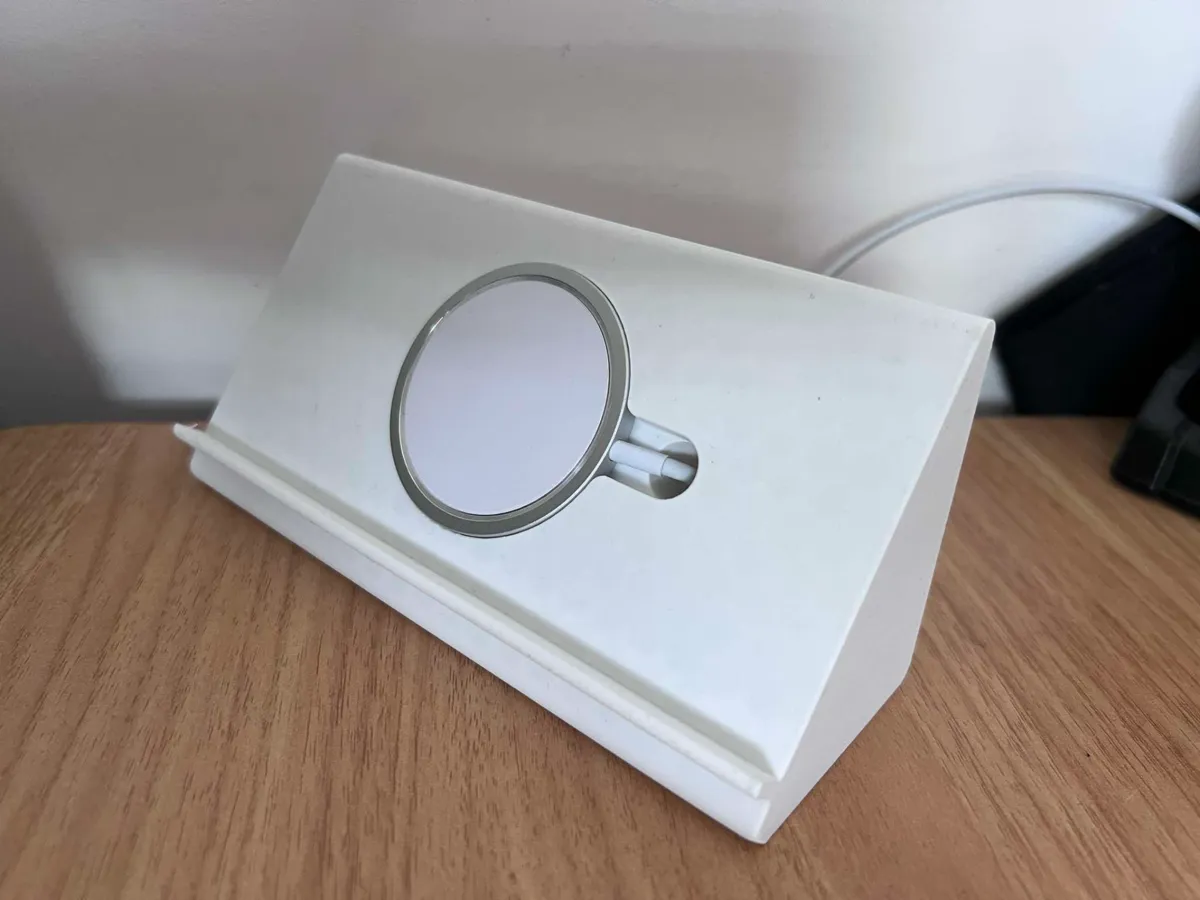 Simple MagSafe Stand for iPhone - Office, in stock in India
