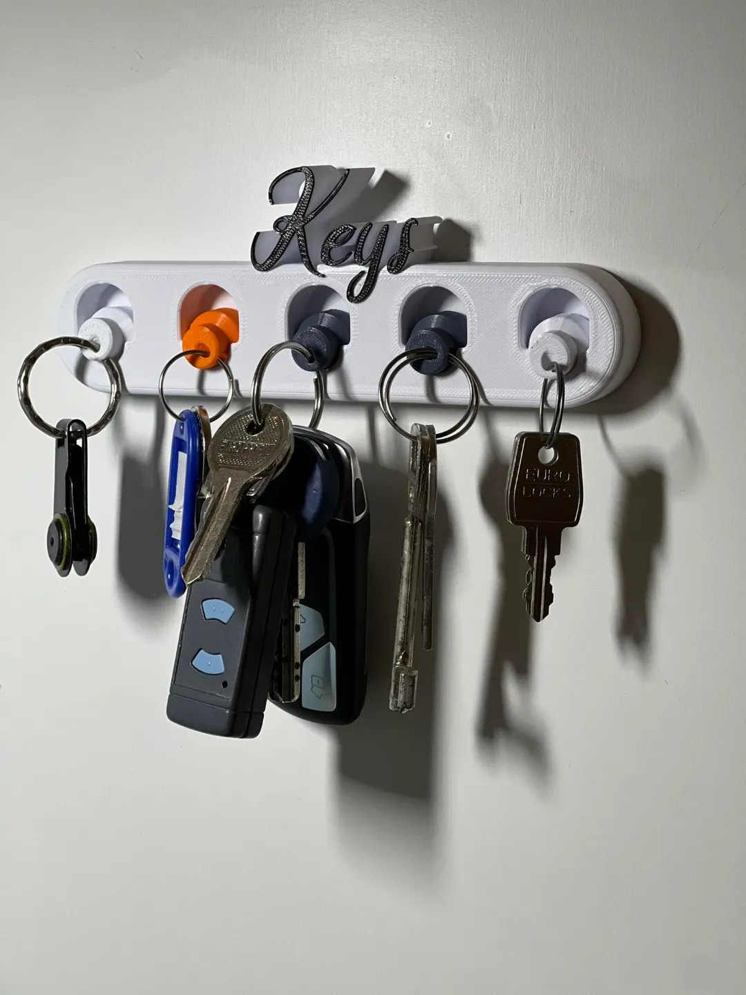 Wall keys holder with keychains