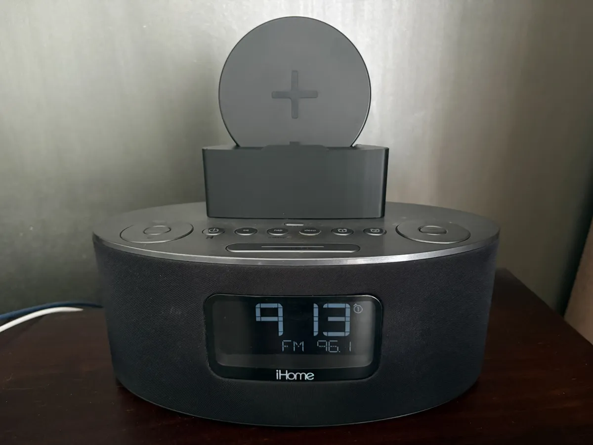 iHome iDL46 (clockradio) wireless charging adapter, photo 2 of 4 - iHome iDL46 (clockradio) wireless charging adapter Hobby & DIY
