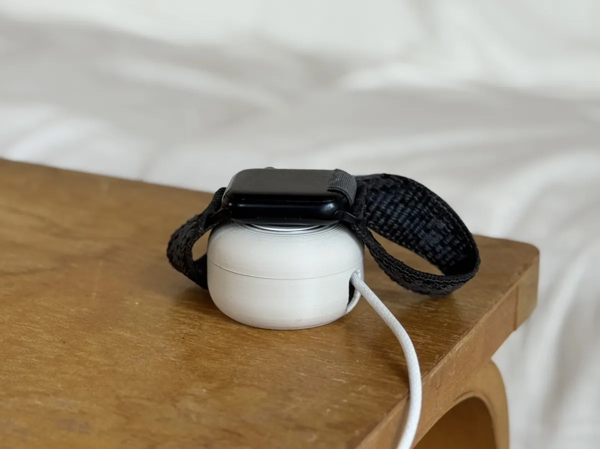 Compact apple watch wind up travel charger holder, photo 3 of 4 - Compact apple watch wind up travel charger holder Mobile & Device Accessories