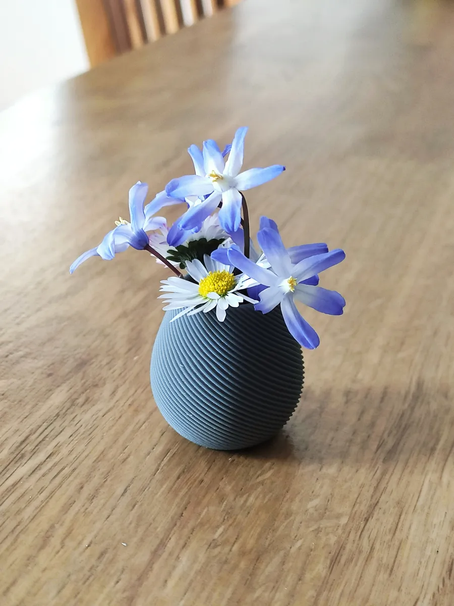 Mini Vase, Tiny Ribbed Flower Vase for Desk Decor, photo 3 of 4 - Mini Vase, Tiny Ribbed Flower Vase for Desk Decor Home Decor Items