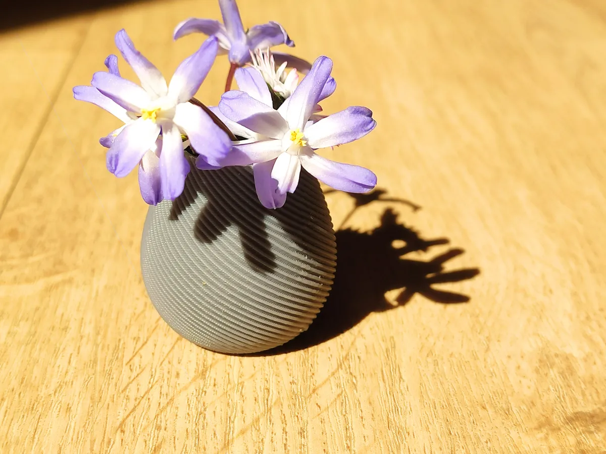 Mini Vase, Tiny Ribbed Flower Vase for Desk Decor, photo 4 of 4 - Mini Vase, Tiny Ribbed Flower Vase for Desk Decor Home Decor Items