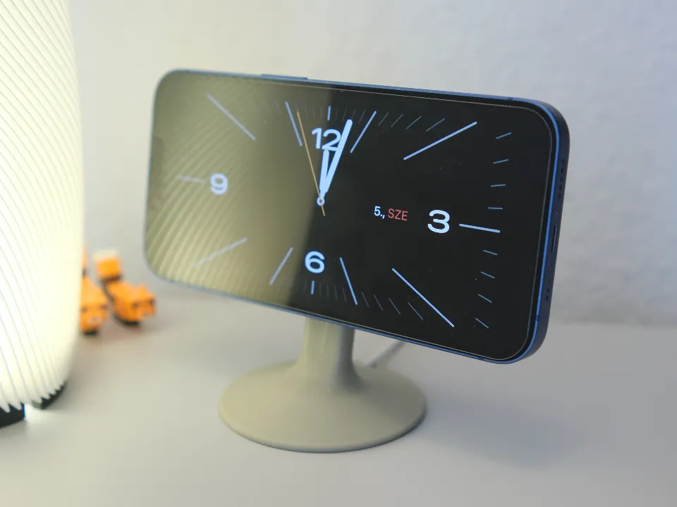 Minimalist MagSafe iPhone Stand