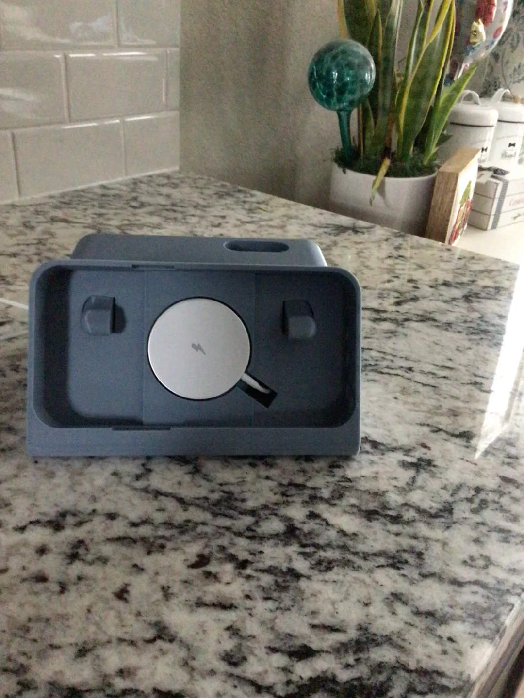 iPhone 14 Pro Max Otterbox Standby Dock, photo 2 of 4 - iPhone 14 Pro Max Otterbox Standby Dock Household
