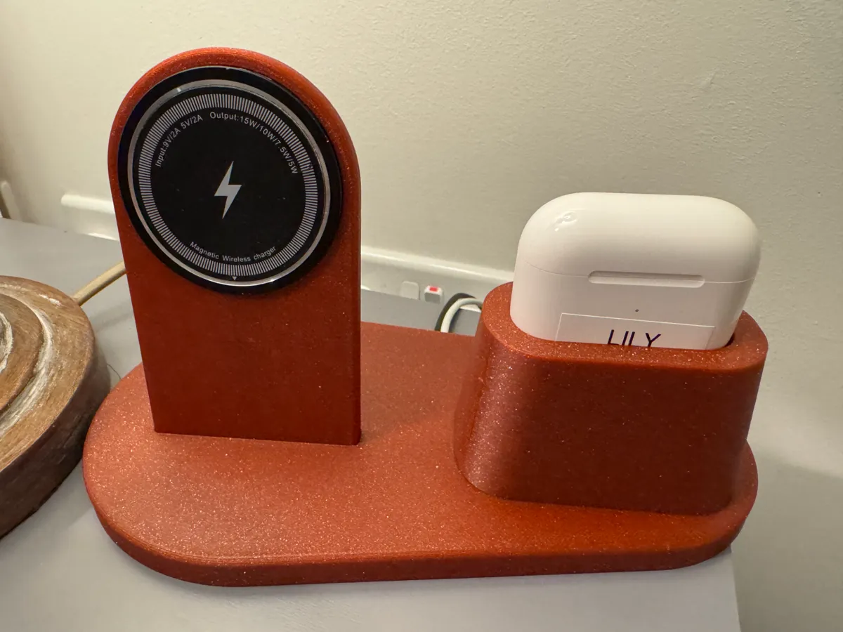 iPhone Magsafe Stand and Airpods Gen 3 wired Dock, photo 2 of 4 - iPhone Magsafe Stand and Airpods Gen 3 wired Dock Hobby & DIY