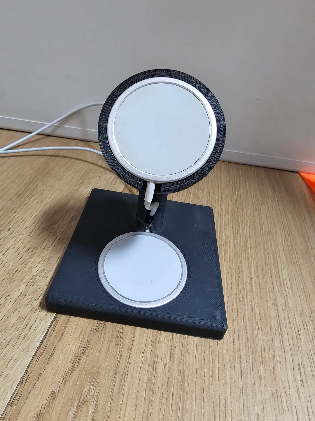 duble wireless charger with magsafe, photo 2 of 3 - duble wireless charger with magsafe Household