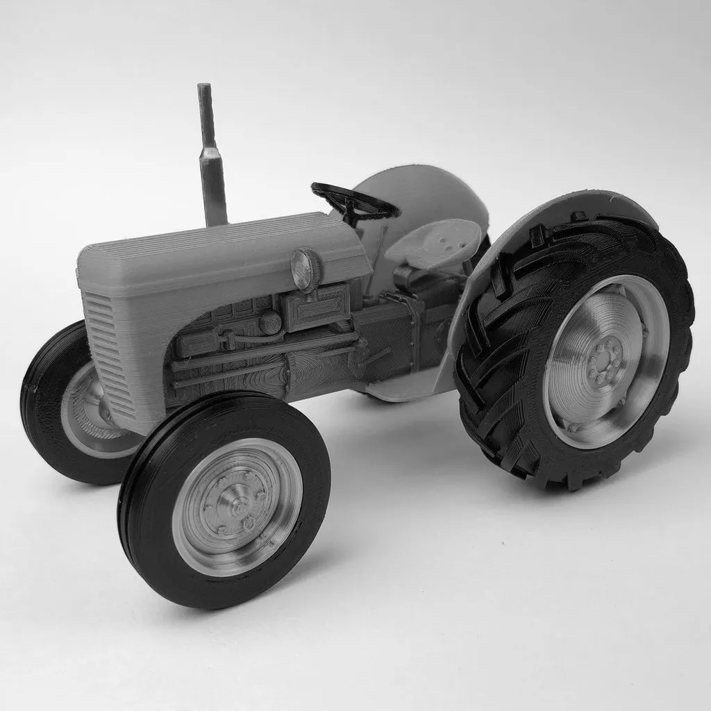 Tractor - Ferguson TE20 - model kit - scale 1/18, photo 3 of 4 - Tractor - Ferguson TE20 - model kit - scale 1/18 Models, RC & Drones