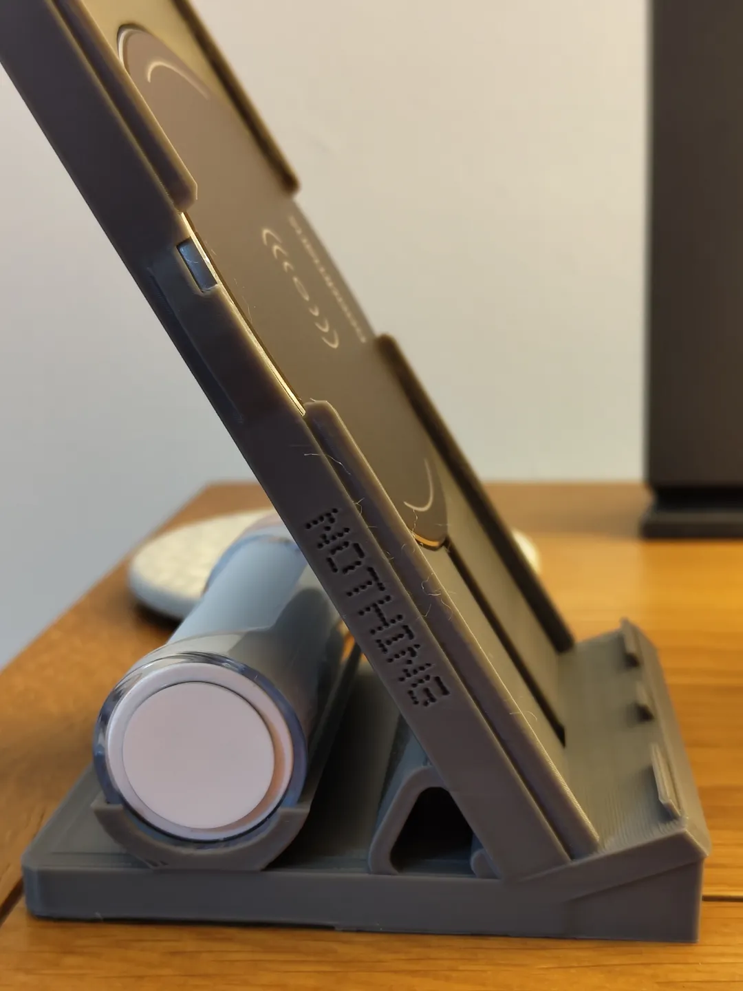 Nothing Phone Wireless Charging Stand, photo 4 of 4 - Nothing Phone Wireless Charging Stand Tools