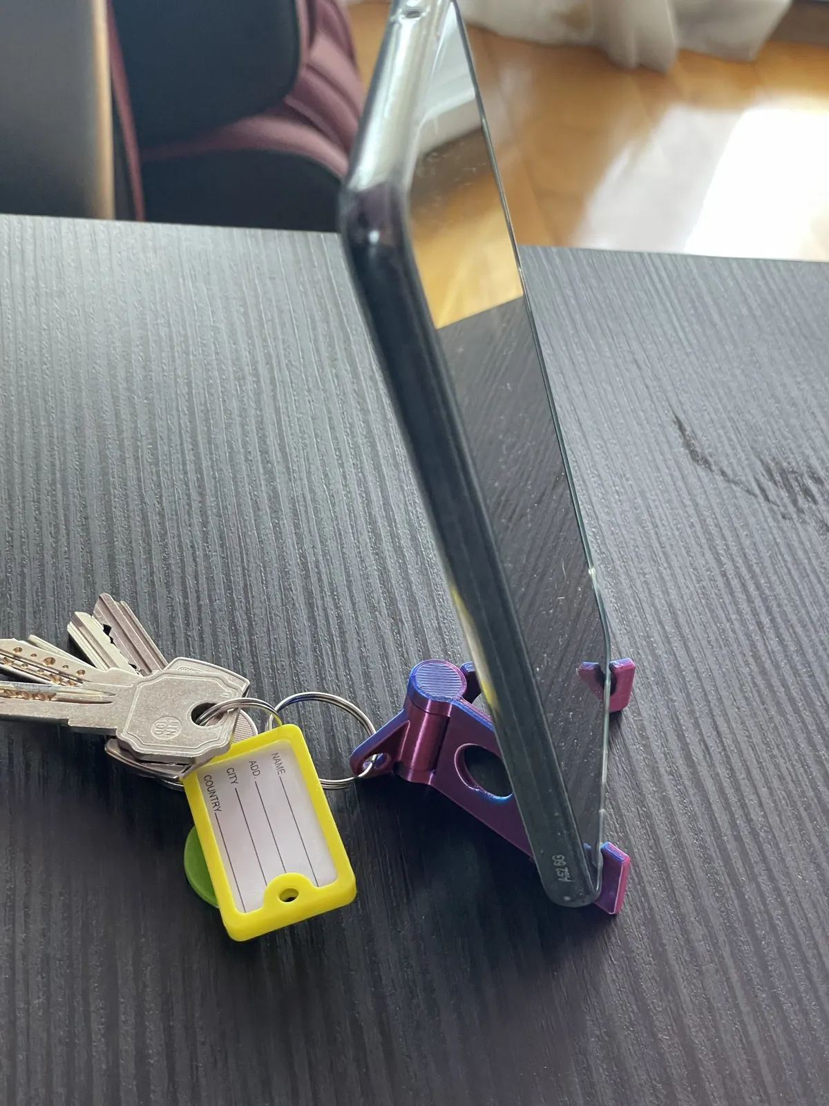Foldable phone support keychain, photo 2 of 4 - Foldable phone support keychain Keychains