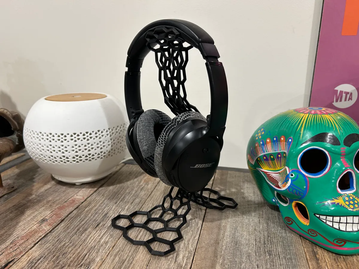 Hex Flow Headphone Stand - Bose QC45, photo 2 of 4 - Hex Flow Headphone Stand - Bose QC45 Mobile & Device Accessories