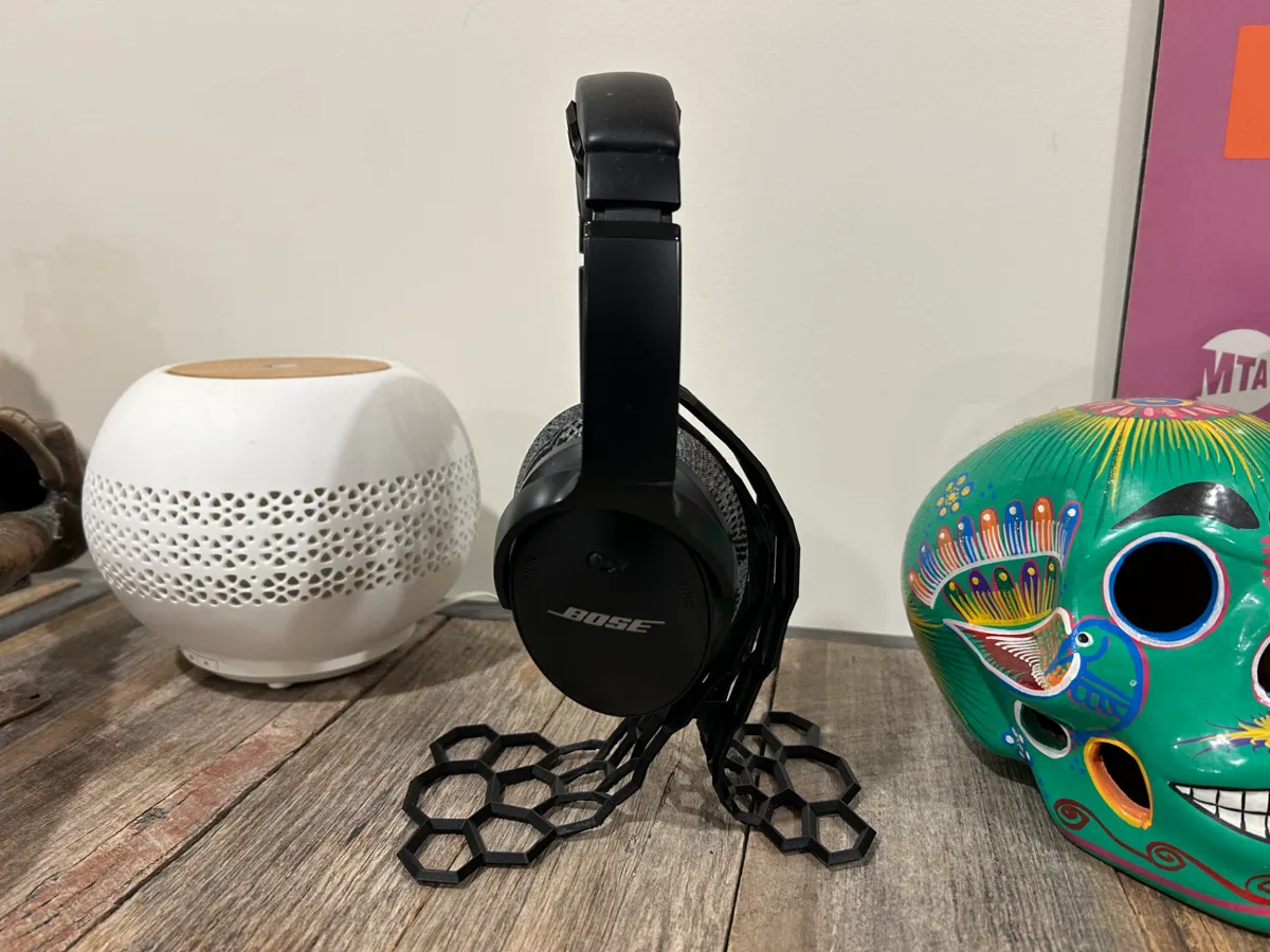 Hex Flow Headphone Stand - Bose QC45, photo 3 of 4 - Hex Flow Headphone Stand - Bose QC45 Mobile & Device Accessories