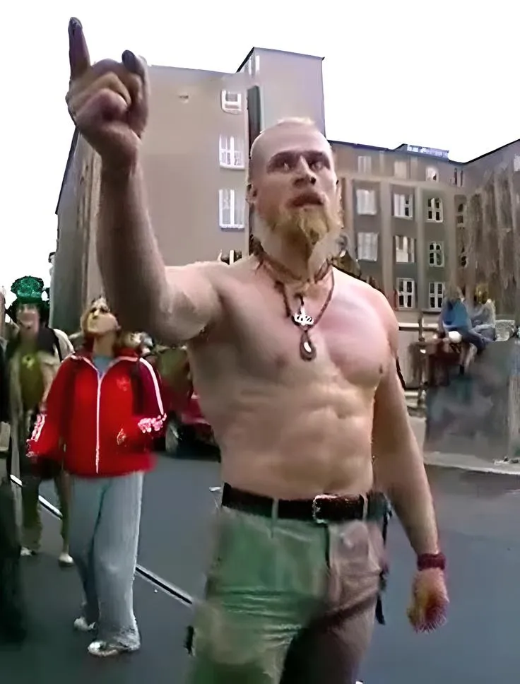 Techno Viking miniature, photo 3 of 4 - Techno Viking miniature Figurines & Collectibles