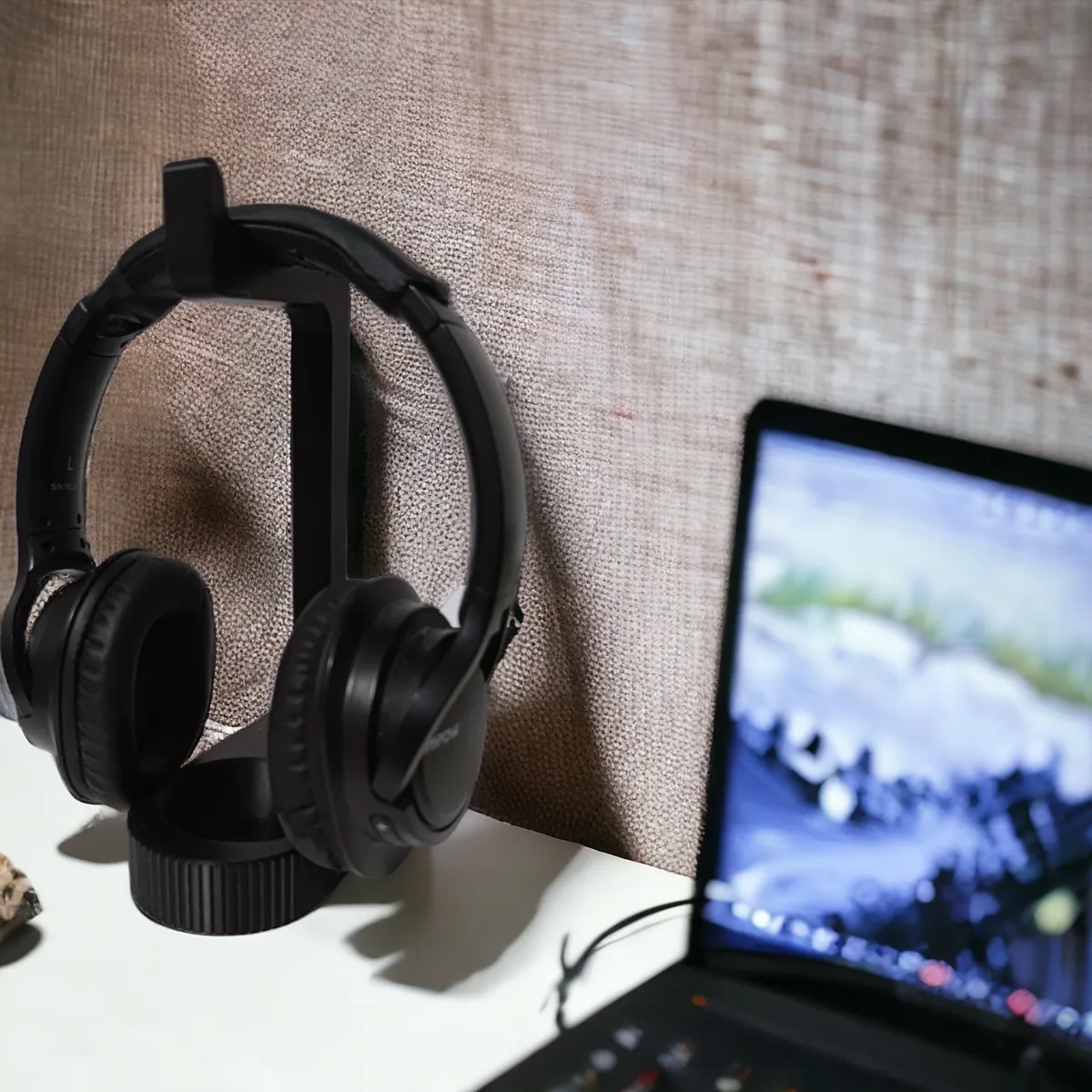Modern and minimal headphone stand, photo 3 of 4 - Modern and minimal headphone stand Hobby & DIY