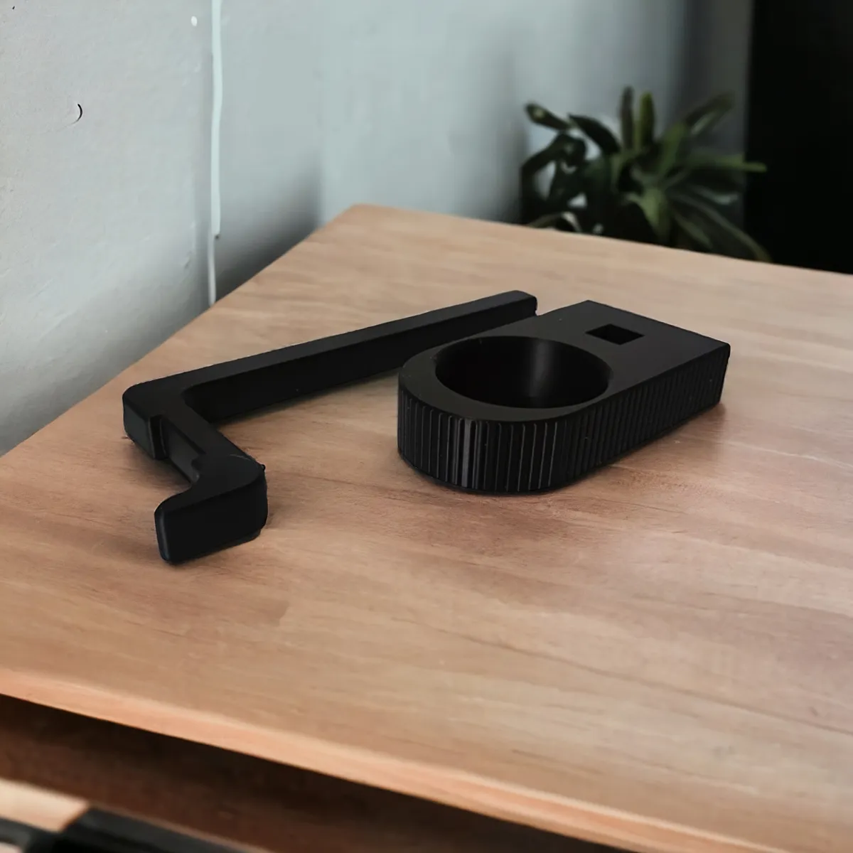 Modern and minimal headphone stand, photo 4 of 4 - Modern and minimal headphone stand Hobby & DIY