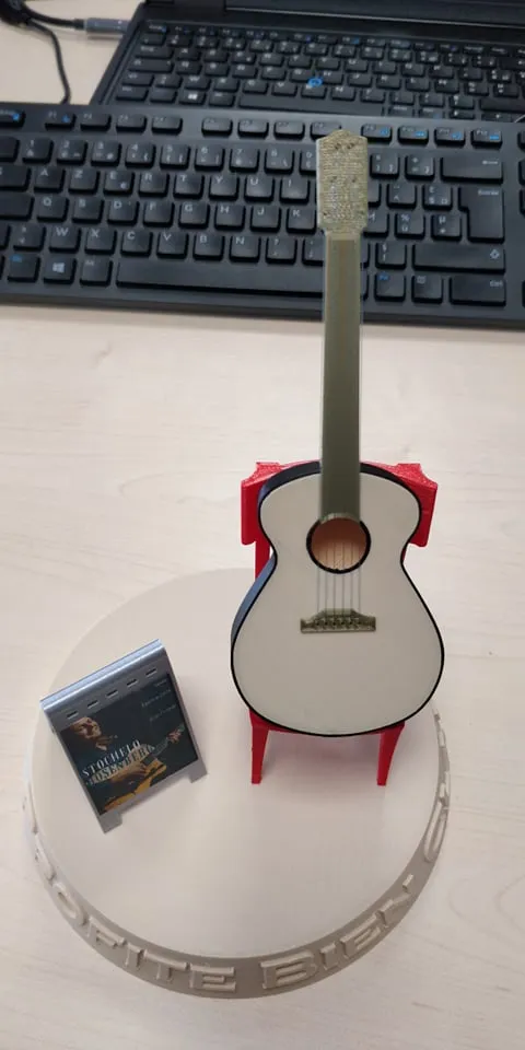 Guitare sèche miniature, photo 2 of 4 - Guitare sèche miniature Figurines & Collectibles