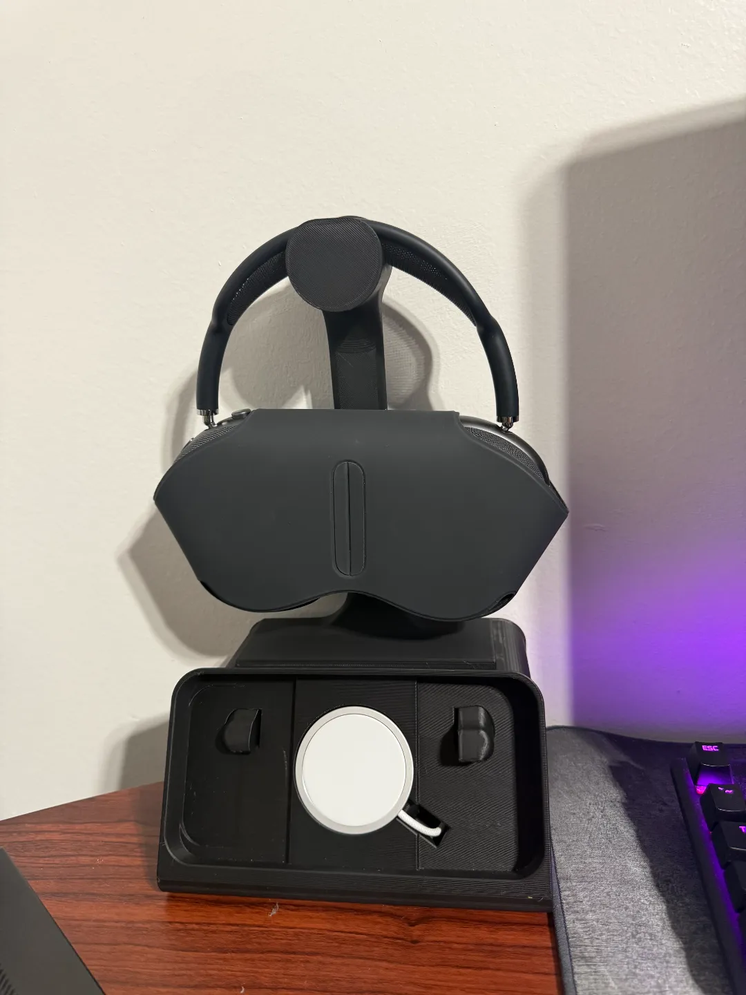 AirPods Max Stand for iPhone Dock, photo 2 of 4 - AirPods Max Stand for iPhone Dock Hobby & DIY