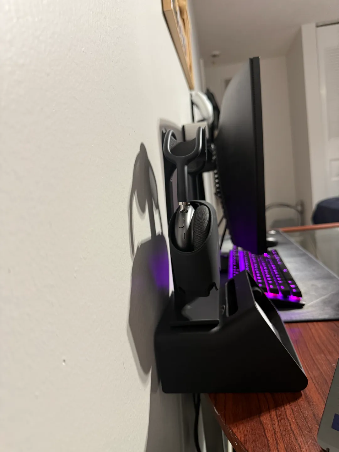 AirPods Max Stand for iPhone Dock, photo 3 of 4 - AirPods Max Stand for iPhone Dock Hobby & DIY