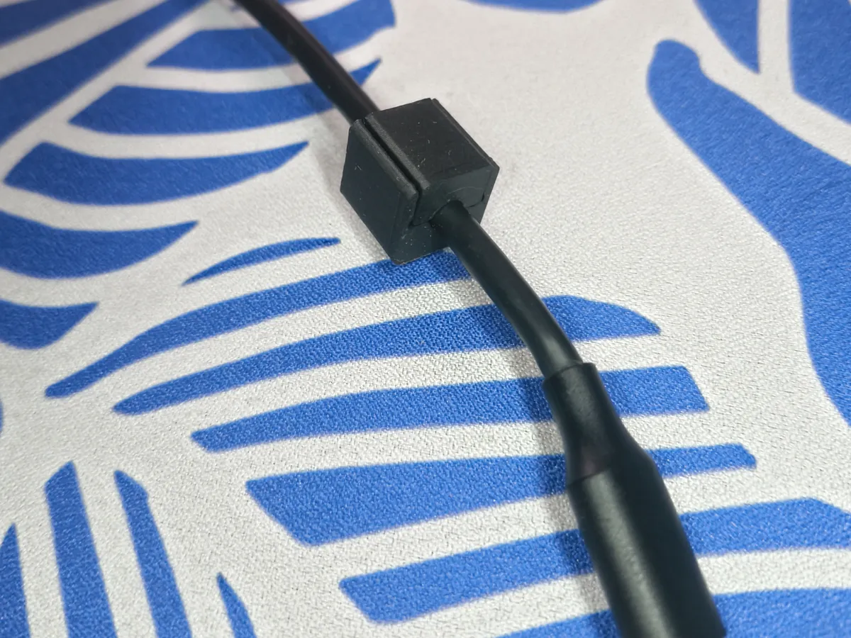 Magnetic ø4.2-Cable Holder, photo 3 of 3 - Magnetic ø4.2-Cable Holder Mobile & Device Accessories