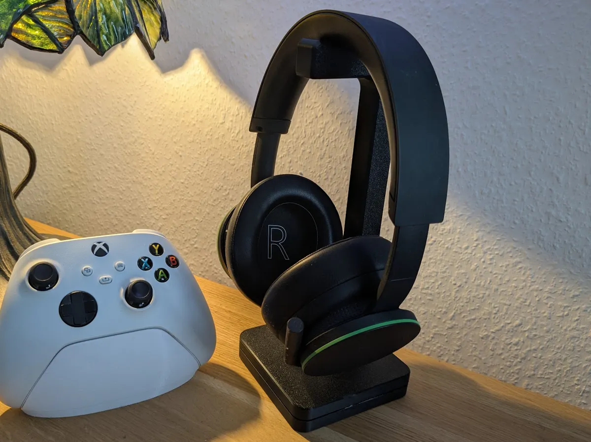 Minimalistic headphone stand - Office, in stock in India